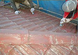 モニエル瓦屋根塗膜の剥離作業