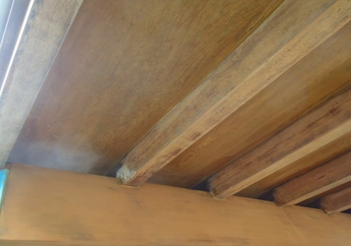 玄関天井突板（つきいた）洗浄後サンドペーパー