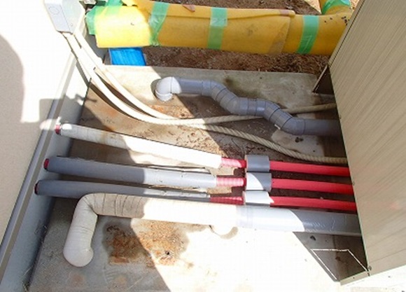 電気温水器配管 足場設置、解体時損傷の恐れあり。