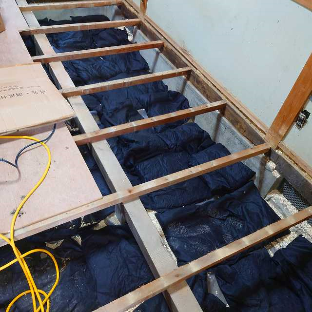 1階和室床下調湿工事　施工中