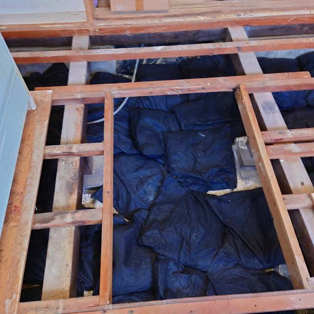 キッチン床下調湿工事　施工中