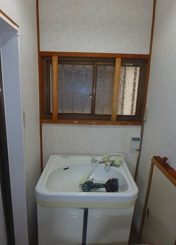 既存洗面台撤去