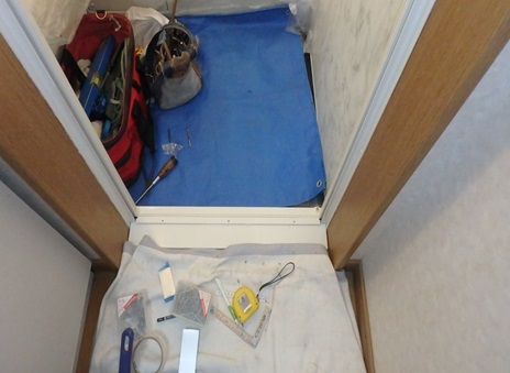 扉カバー工法　折戸から片開き　アルミ敷板・枠取り付け